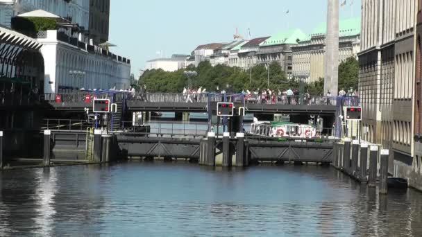 Canal en Hamburgo centro — Vídeo de stock