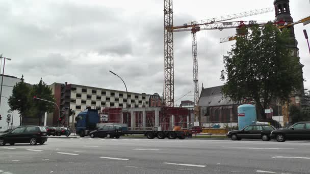 Verkeer en straat van hamburg — Stockvideo