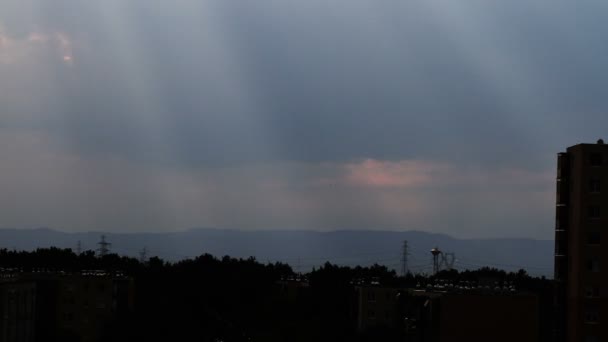 Lightrays moln solnedgång timelapse över industristad — Stockvideo