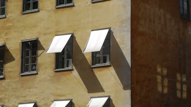 Antico edificio mediterraneo e ombrelloni — Video Stock