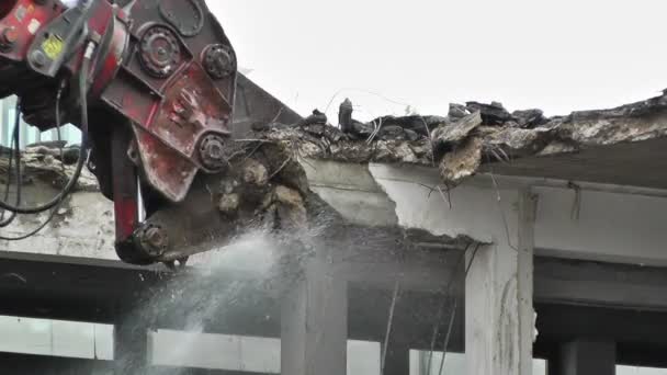 Μηχανή καταστρέφοντας κτίριο — Αρχείο Βίντεο