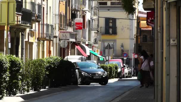 Típica calle estrecha mediterránea con poco tráfico — Vídeos de Stock