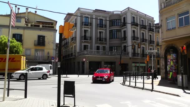 Mediterranean street crossroads with slight traffic — Stock Video