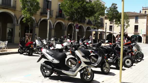 Escena mediterránea típica con estacionamiento de scooters — Vídeo de stock