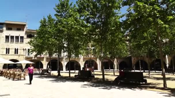 初夏午后热和很少的主要城镇广场 — 图库视频影像