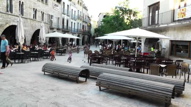 Praça da cidade principal à noite com local — Vídeo de Stock