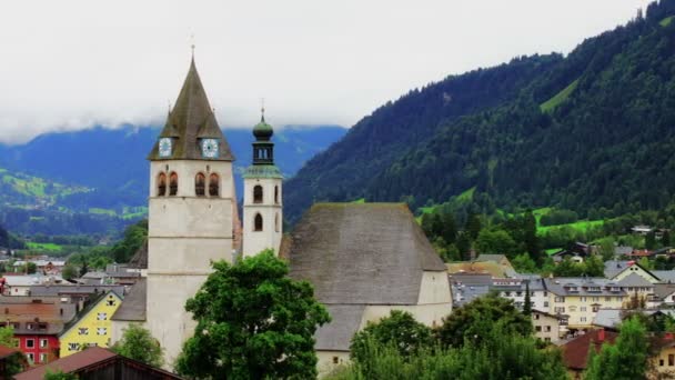 Landskapet i Alperna timelapse med kyrkan — Stockvideo