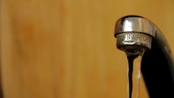 Старий Faucet з вапняним покриттям крупним планом . — стокове відео