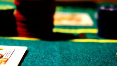 bir poker masasında kartları ile fiş