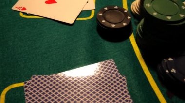 poker masasında kartları ile