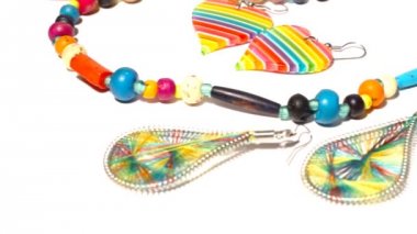 renkli plastik mücevher 07 pan doğru