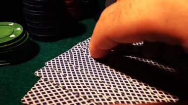 poker oynarken kartları ile adam