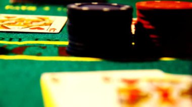 bir poker masasında kartları ile fiş