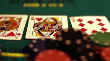 bir poker masasında kartları ile fiş