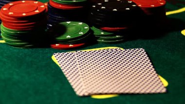 poker oynarken kartları ile adam