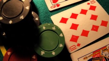 poker masasında kartları ile