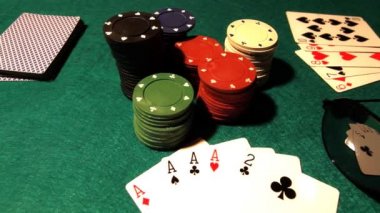 poker masasında kartları ve patates kızartması ile