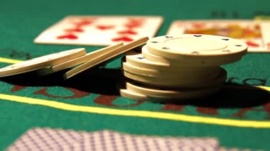 kişi çip kartı masanın üzerine koyar.