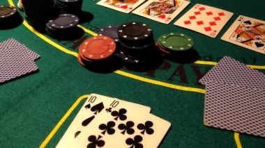 bir poker masasında kartları ile fiş