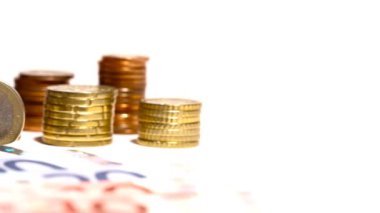 Euro banknot ve beyaz arka plan üzerinde euro coins