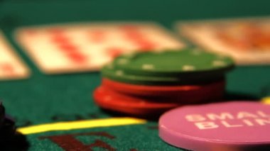 kişi çip kartı masanın üzerine koyar.