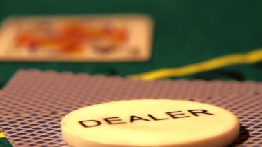 bir poker masasında kartları ile fiş