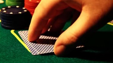 poker oynarken kartları ile adam