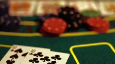 bir poker masasında kartları ile fiş