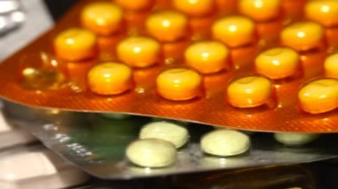 siyah üzerine izole ilaçlar 02 dolly