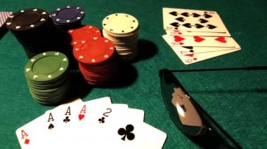 poker masasında kartları ve patates kızartması ile