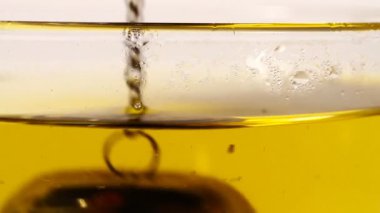 insan çay yapıyor.