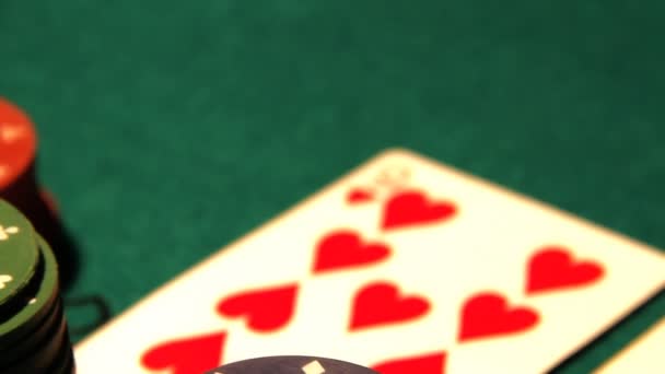 Покерный стол с картами — стоковое видео