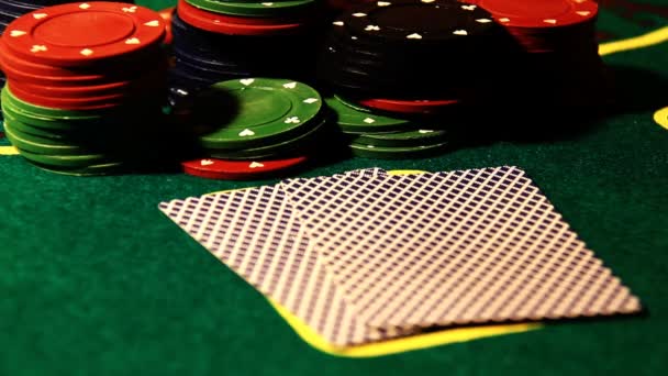 Homem com cartas a jogar poker — Vídeo de Stock