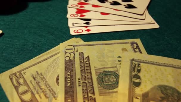 Mesa de póquer con cartas, fichas y dinero — Vídeo de stock