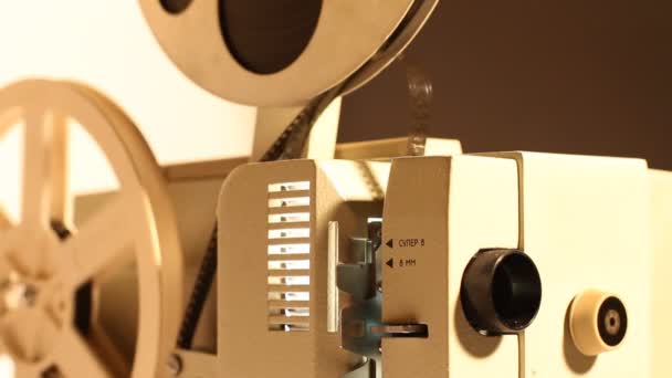 Pessoa inclui aparelhos de filmes para reprodução de filmes — Vídeo de Stock