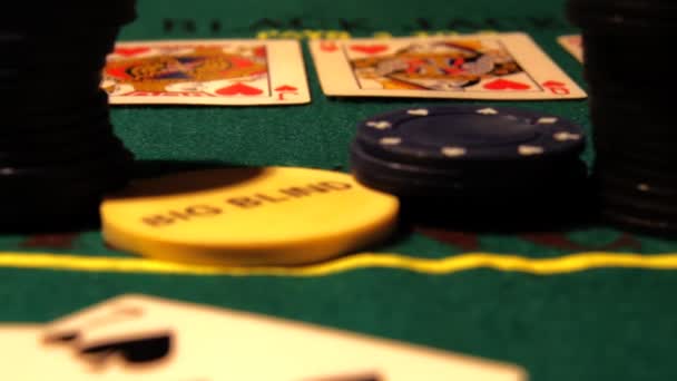 Chips mit Karten auf einem Pokertisch — Stockvideo