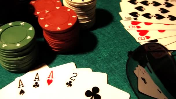 Mesa de poker com cartas e fichas — Vídeo de Stock