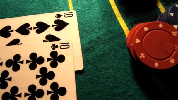 Pokertafel met kaarten — Stockvideo