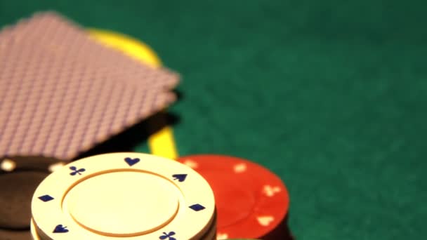 Pokertisch mit Karten — Stockvideo