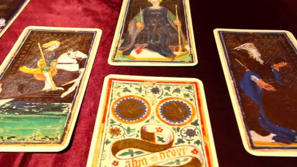 Tarot kaarten 02 dolly links — Stockvideo