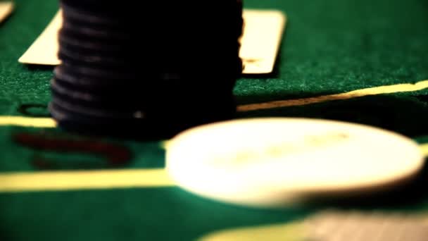 Фішки з картами на столі покеру — стокове відео