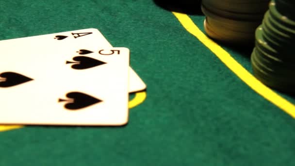 Fichas con cartas en una mesa de póquer — Vídeo de stock