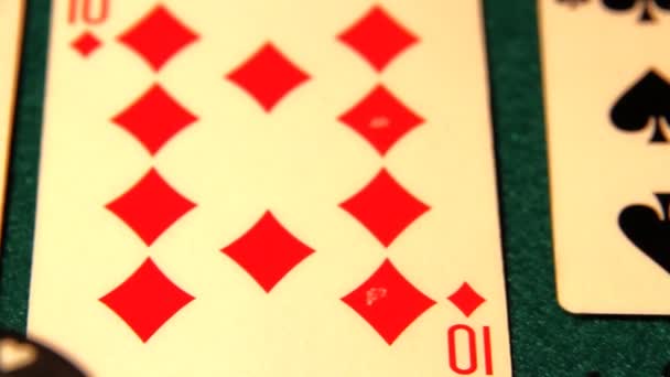 Chips avec des cartes sur une table de poker — Video