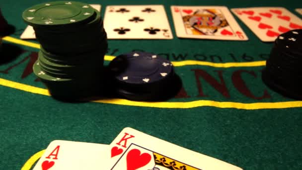 Chips met kaarten op de pokertafel — Stockvideo