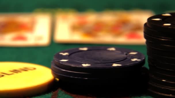 Chips met kaarten op de pokertafel — Stockvideo