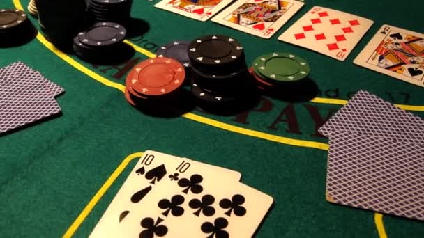 Fichas com cartas em uma mesa de poker — Vídeo de Stock