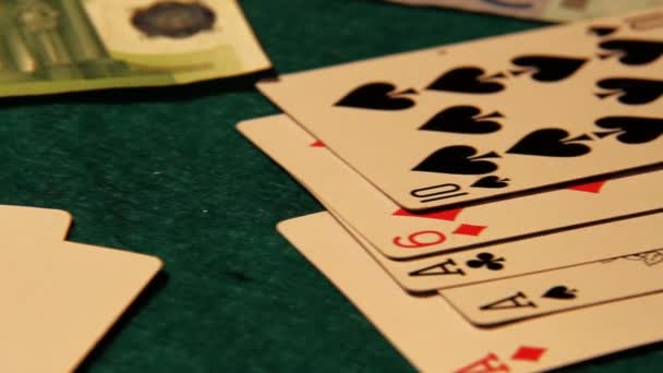 Tavolo da poker con carte, chips e denaro — Video Stock