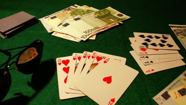 Mesa de poker com cartas, fichas e dinheiro — Vídeo de Stock