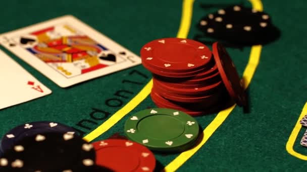 Patatine con carte su un tavolo da poker — Video Stock