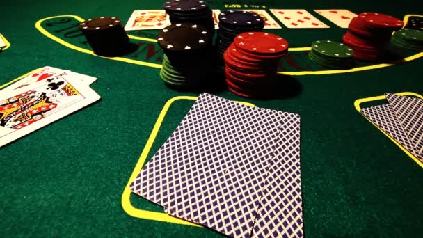 Человек с картами играет в покер — стоковое видео